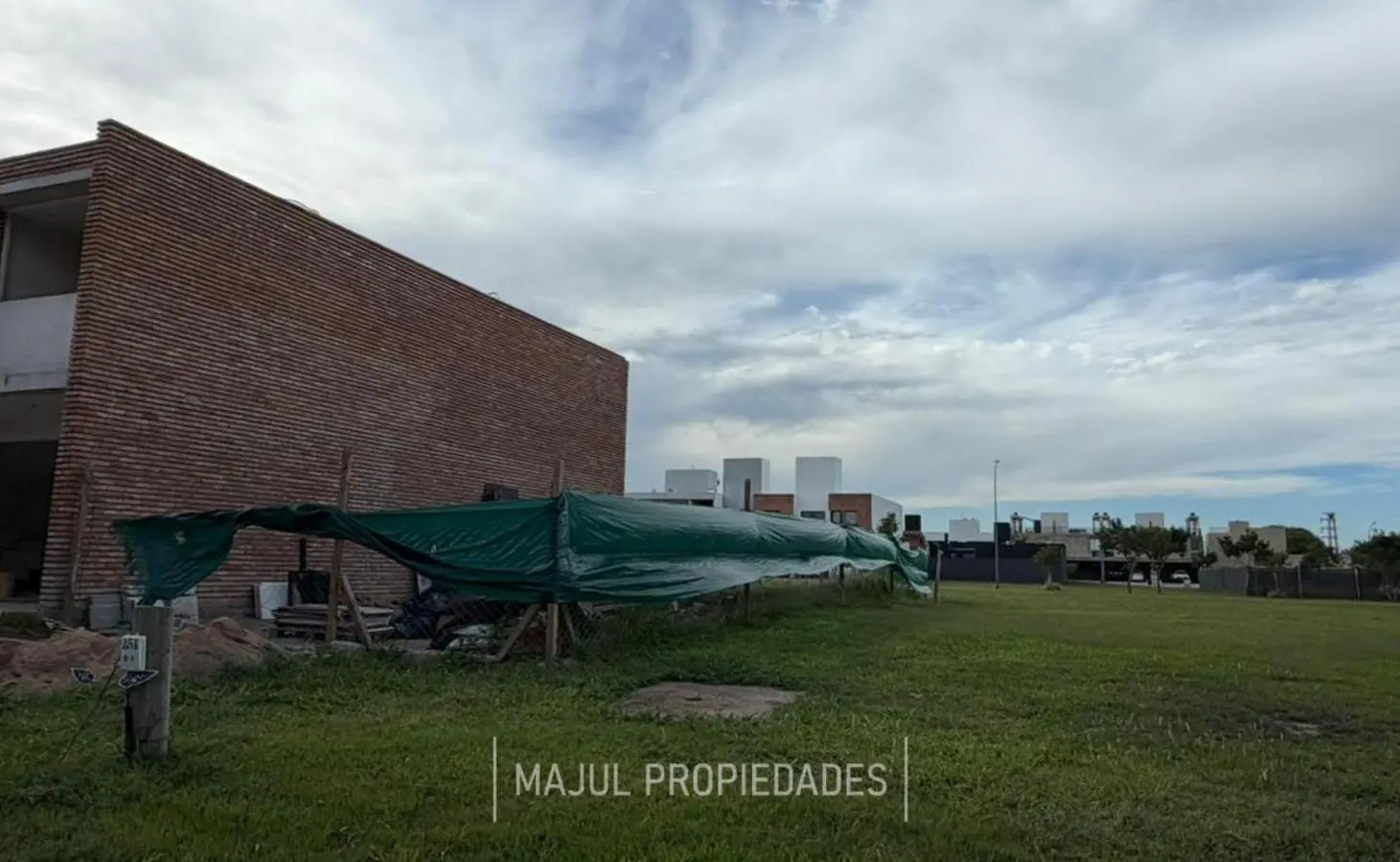 MEDIO LOTE EN VENTA EN LA LUISITA 2