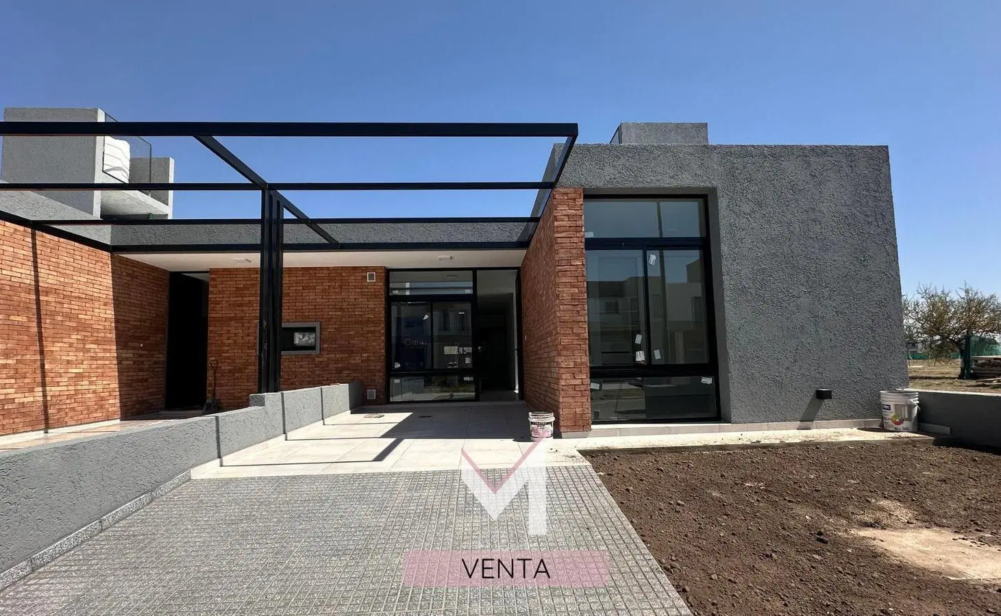 Duplex en venta y alquiler. Dos dormitorios. Planta baja. Patio con asador. Cochera 5