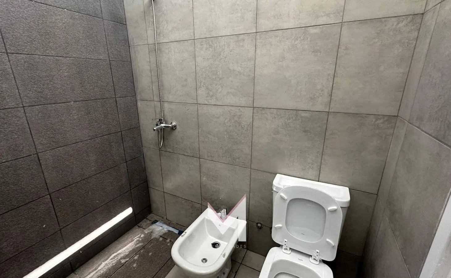 Duplex en venta y alquiler. Dos dormitorios. Planta baja. Patio con asador. Cochera 2