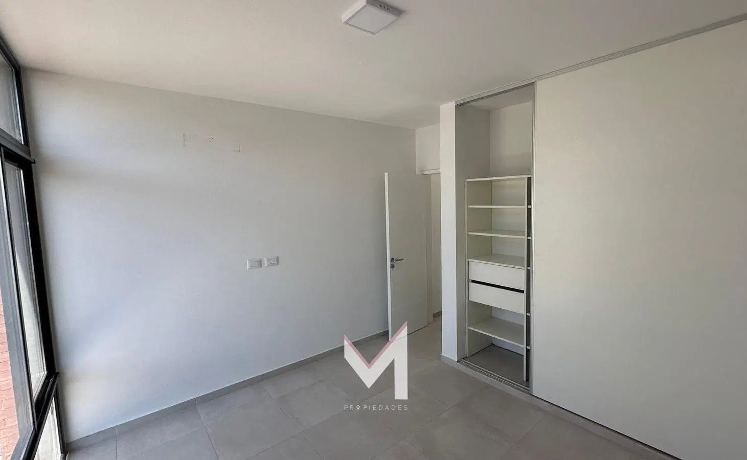Duplex en venta y alquiler. Dos dormitorios. Planta baja. Patio con asador. Cochera 3