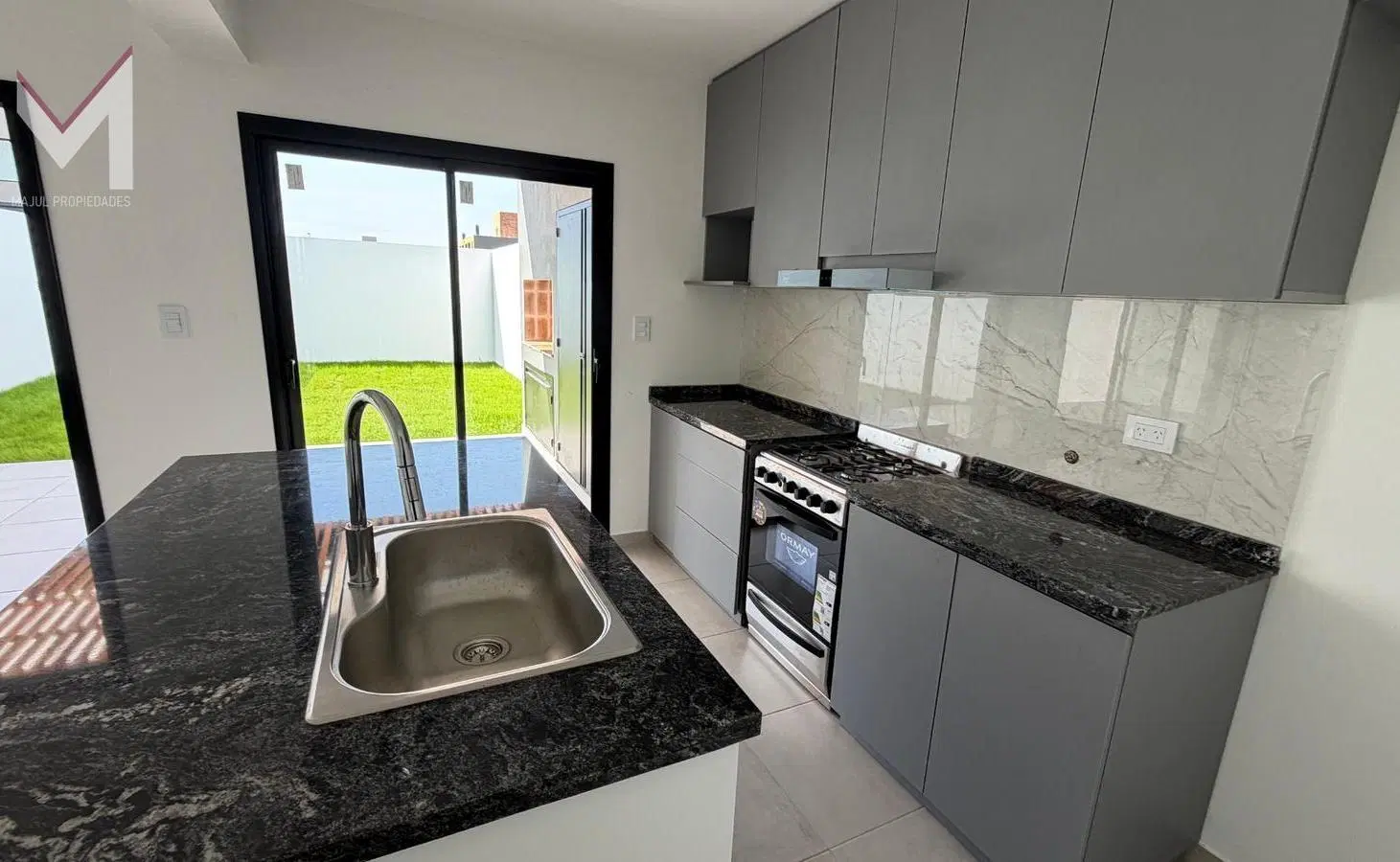 Duplex en venta Brisas de Manantiales. 3 dorm. 2 baños. Patio parquizado. Galeria con asador. 2