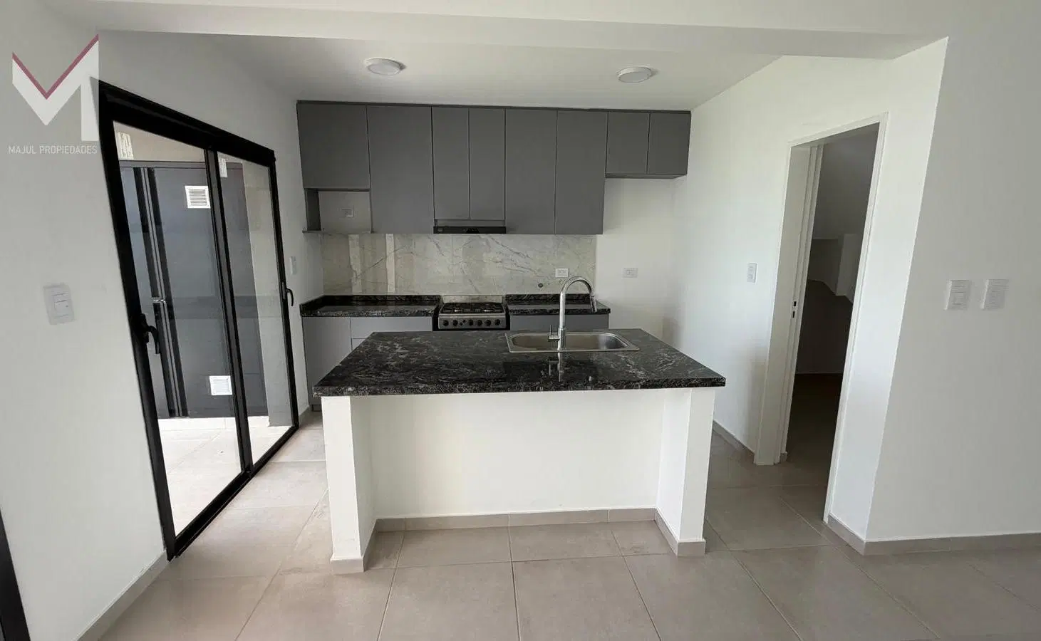 Duplex en venta Brisas de Manantiales. 3 dorm. 2 baños. Patio parquizado. Galeria con asador. 4