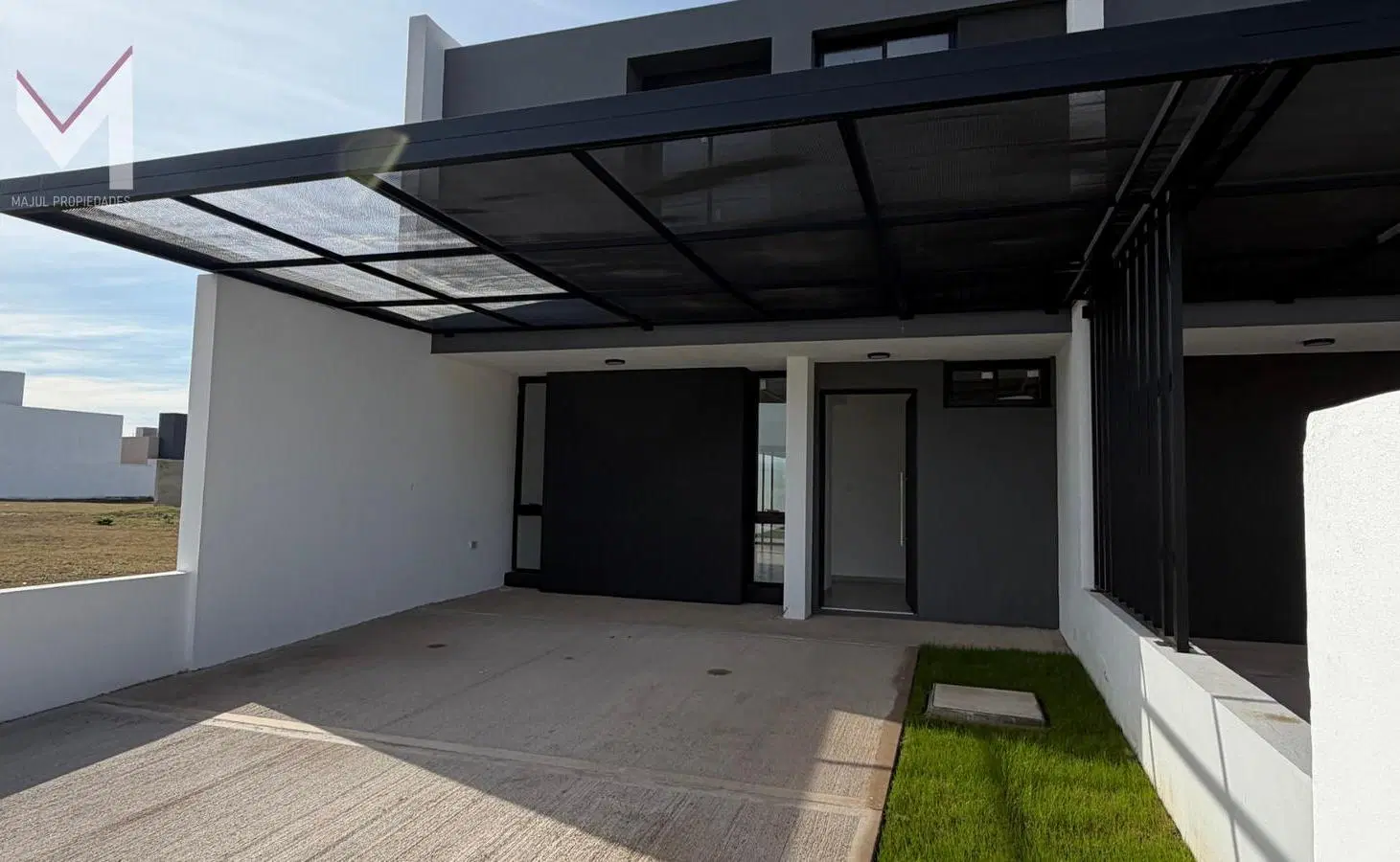 Duplex en venta Brisas de Manantiales. 3 dorm. 2 baños. Patio parquizado. Galeria con asador. 1