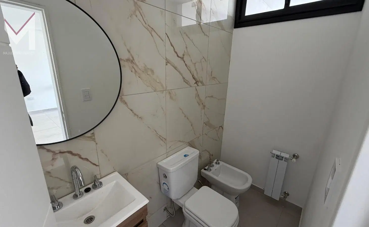 Duplex en venta Brisas de Manantiales. 3 dorm. 2 baños. Patio parquizado. Galeria con asador. 5