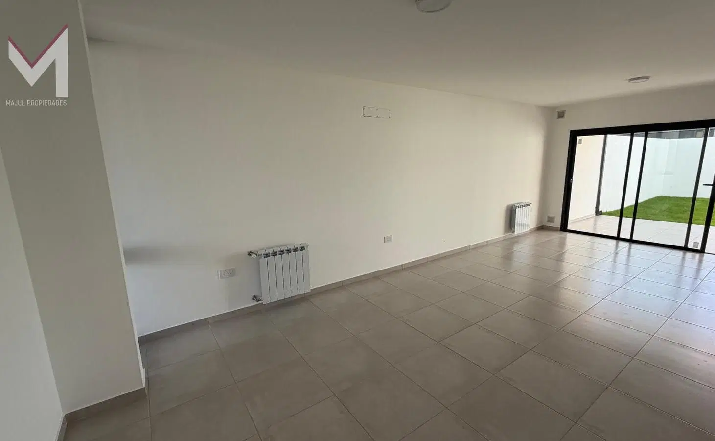 Duplex en venta Brisas de Manantiales. 3 dorm. 2 baños. Patio parquizado. Galeria con asador. 3