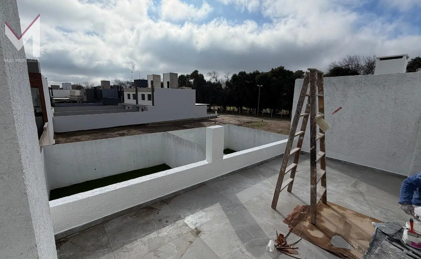 DUPLEX EN VENTA EN B° LA CALANDRIA. 3 DORM. 2 BAÑOS. 2 COCHERAS 2