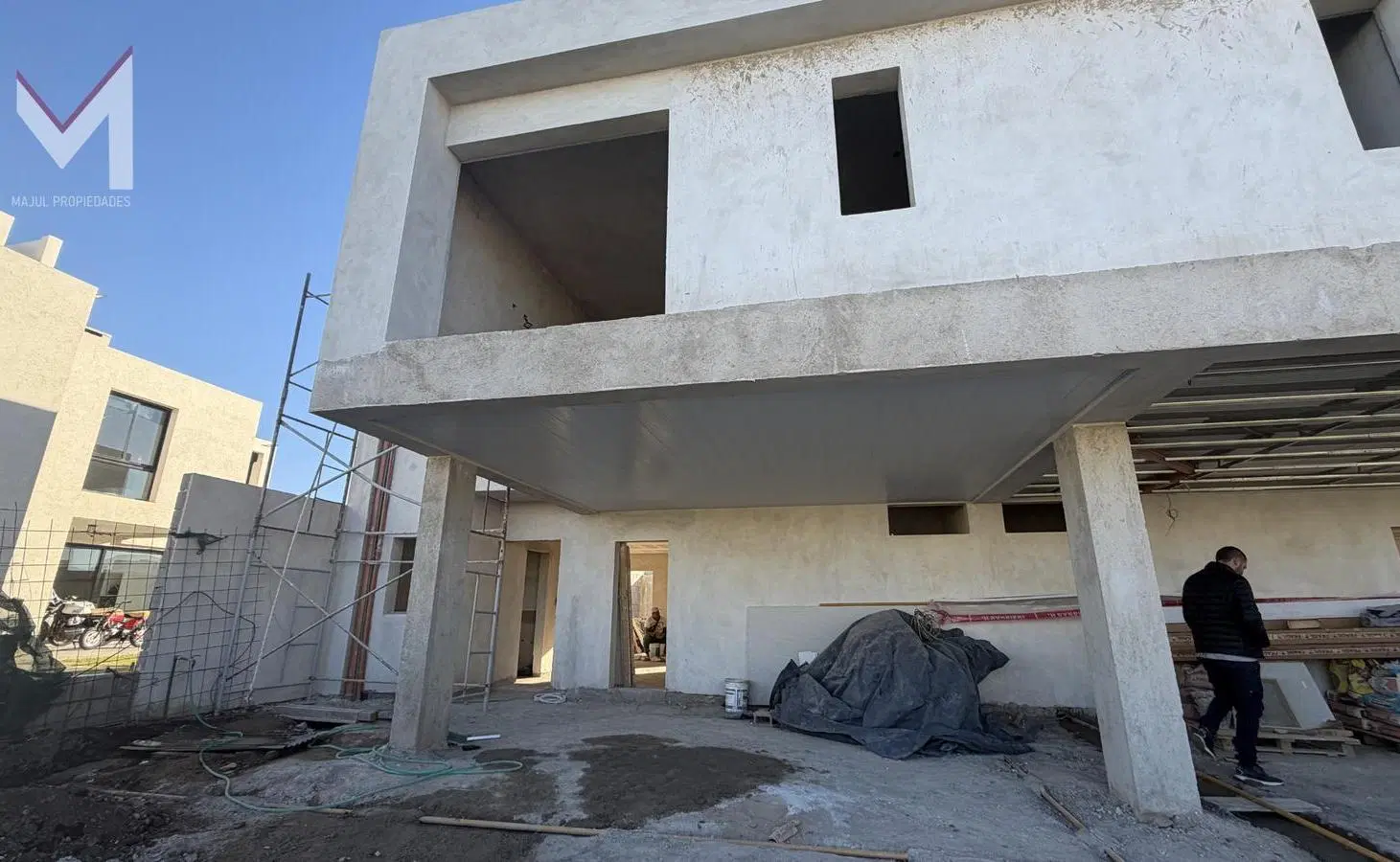Duplex en venta en solares de manantiales. 3 dorm. 2 baños. 2 cocheras 4