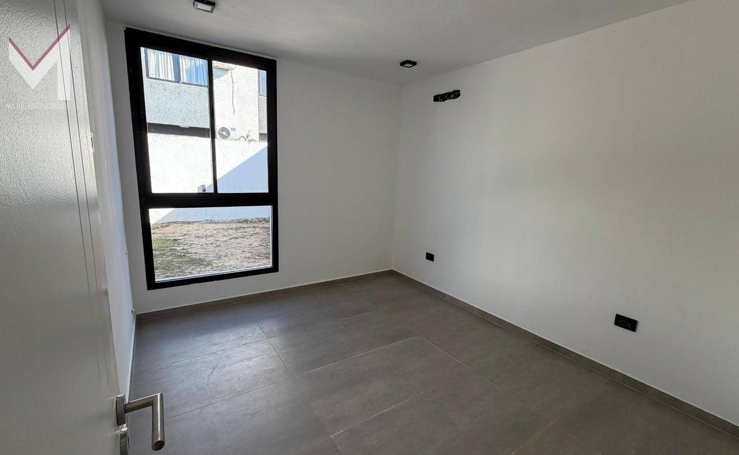 Foto de Duplex en venta en Terrazas de manantiales. Planta baja. 2 dorm. 2 baños. Cochera.Galeria con asador, imagen 2