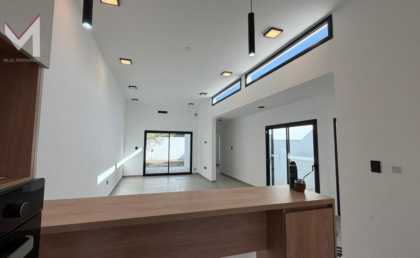 Foto de Duplex en venta en Terrazas de manantiales. Planta baja. 2 dorm. 2 baños. Cochera.Galeria con asador, imagen 1