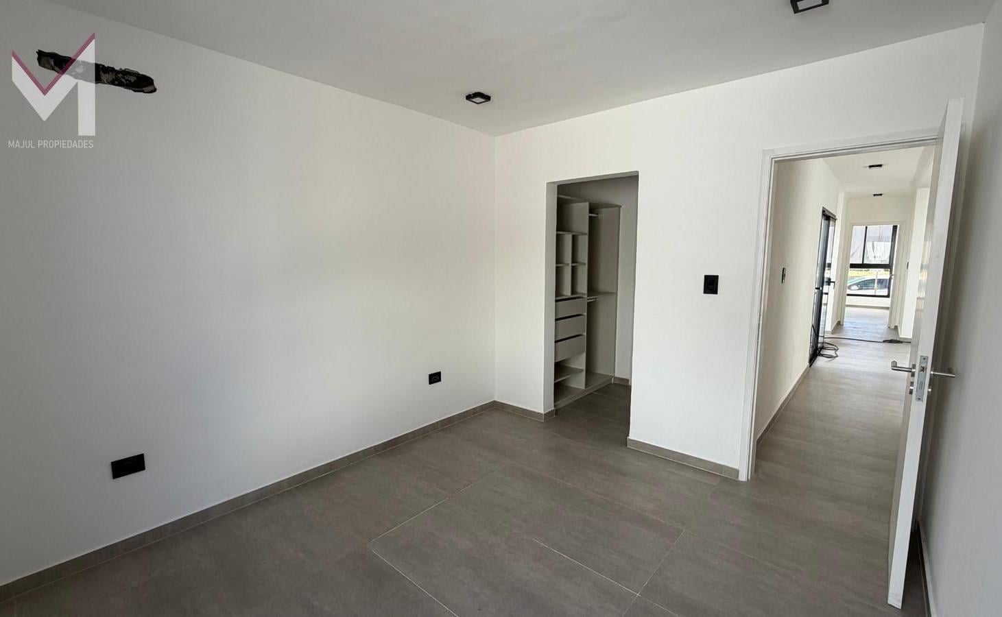 Foto de Duplex en venta en Terrazas de manantiales. Planta baja. 2 dorm. 2 baños. Cochera.Galeria con asador, imagen 3