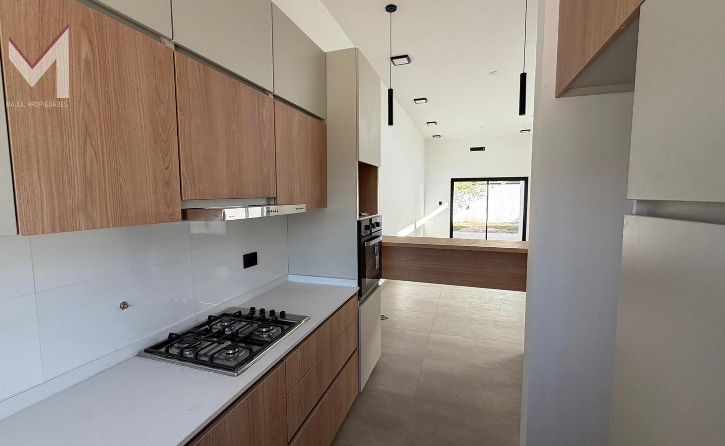 Foto de Duplex en venta en Terrazas de manantiales. Planta baja. 2 dorm. 2 baños. Cochera.Galeria con asador, imagen 1