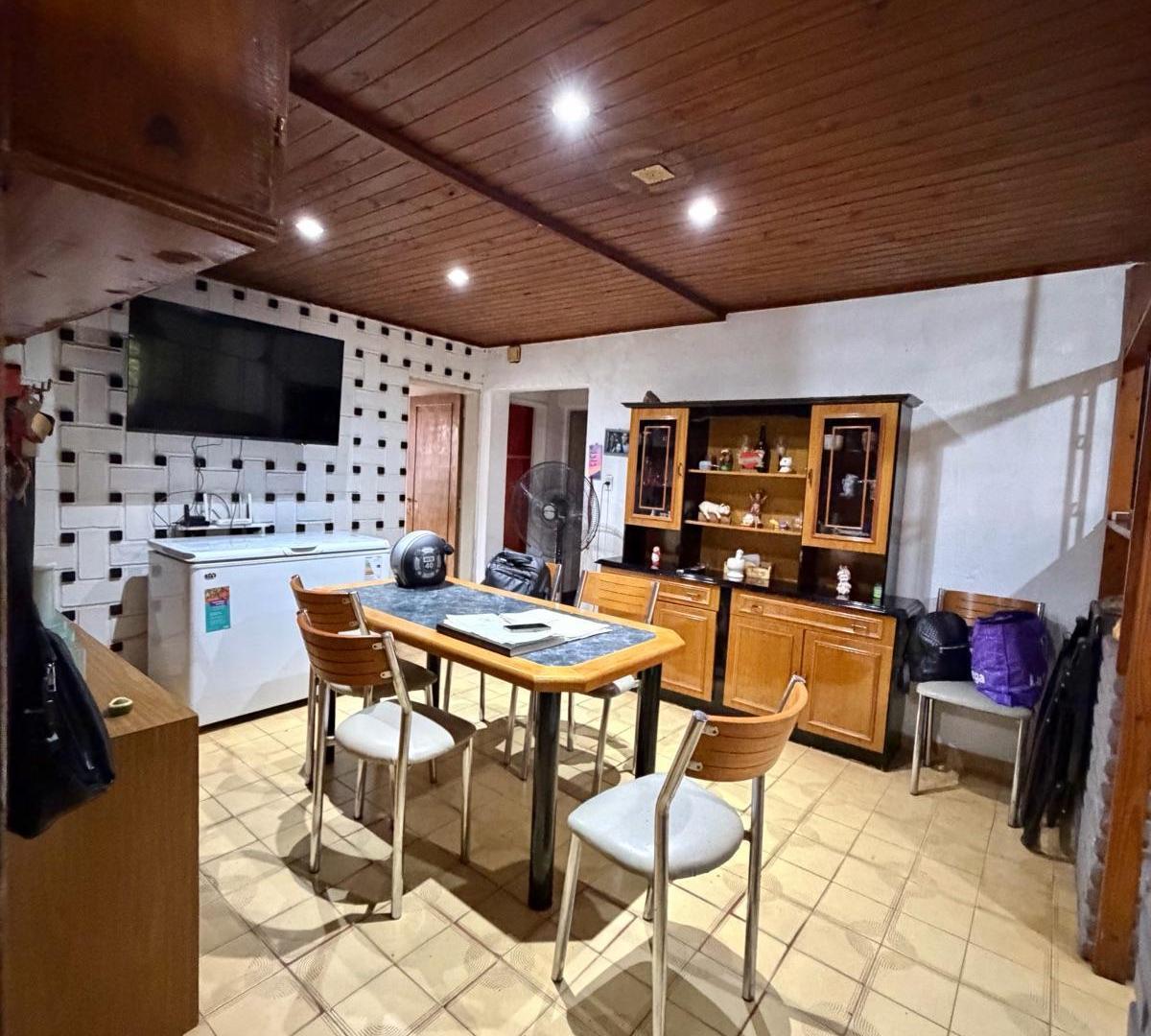 Casa con patio y garage