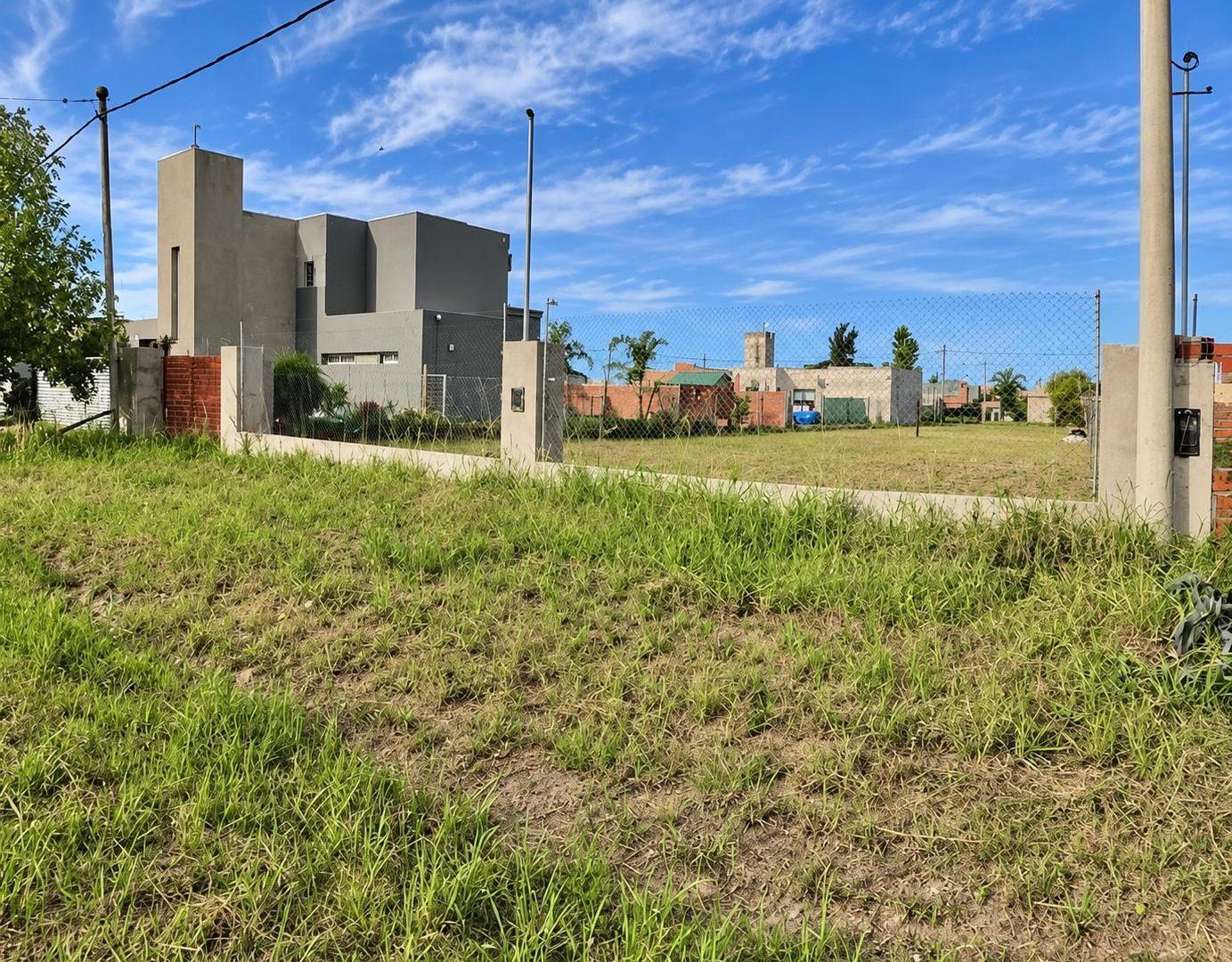 Foto de Terreno con mejoras - FUNES CITY, imagen 1