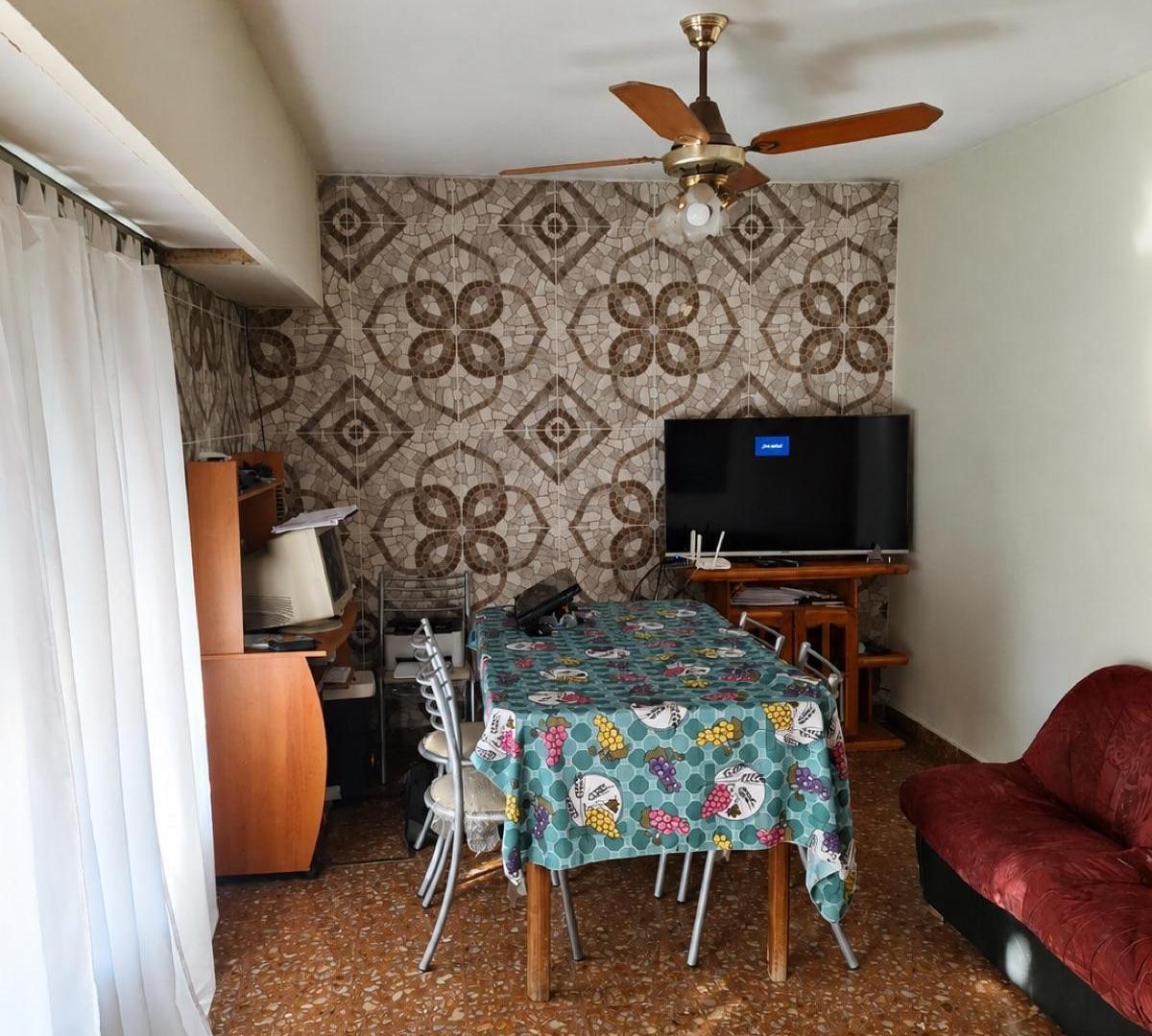 Foto de Casa de frente con cochera y patio, imagen 2