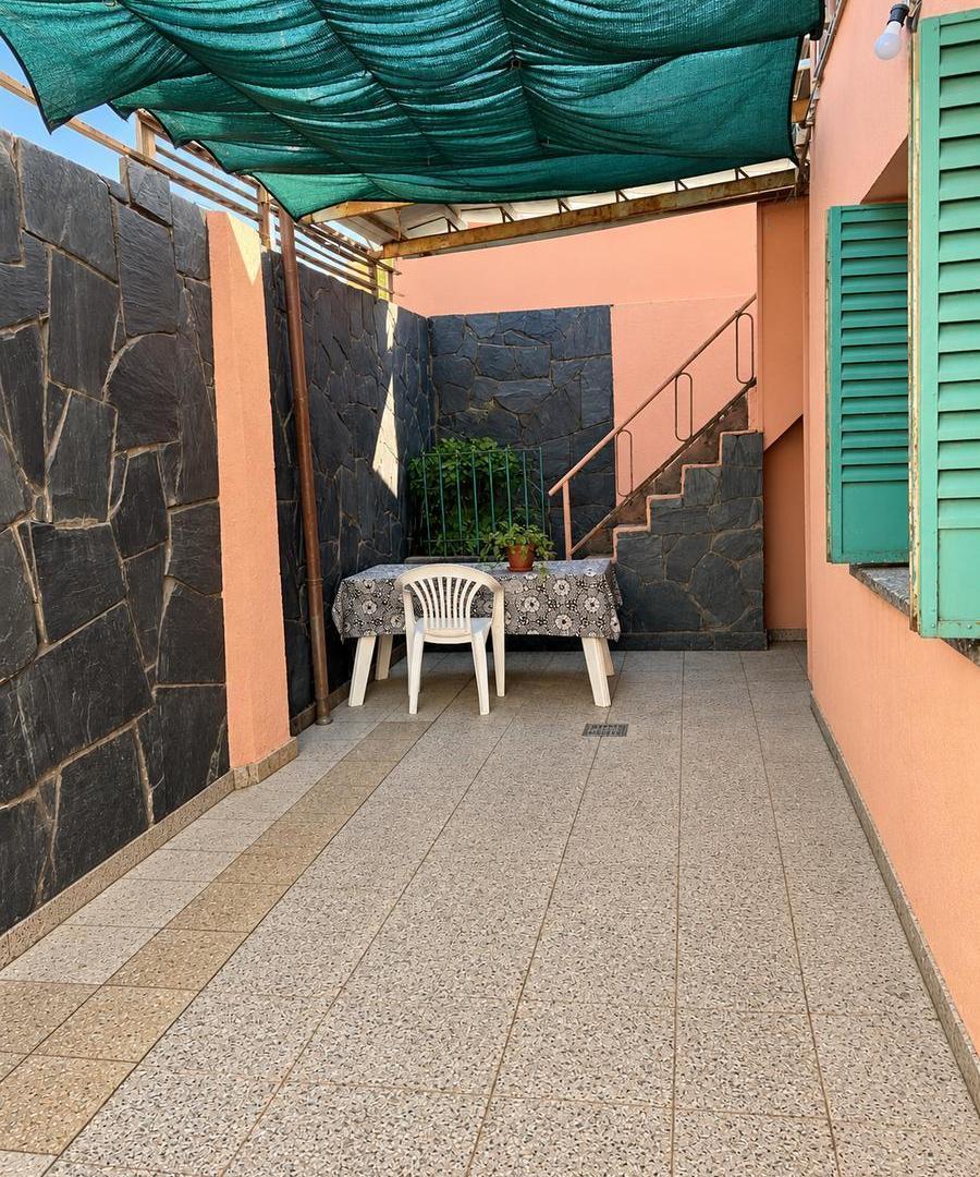 Foto de Casa de frente con cochera y patio, imagen 1