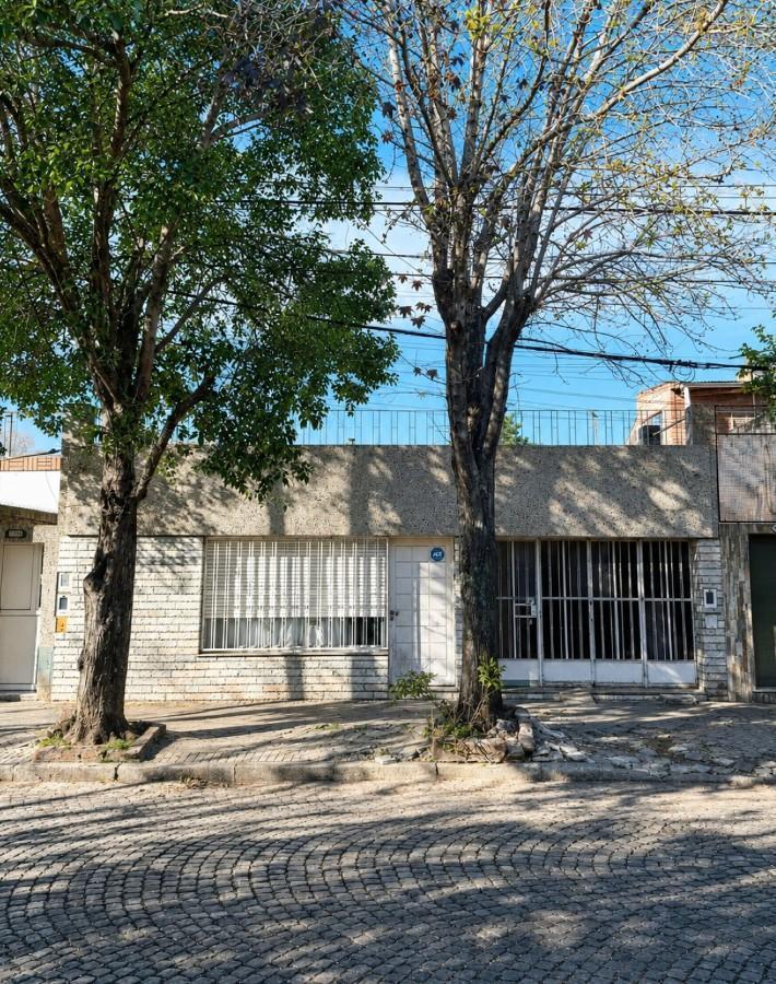 Foto de Casa de frente con cochera y patio, imagen 3