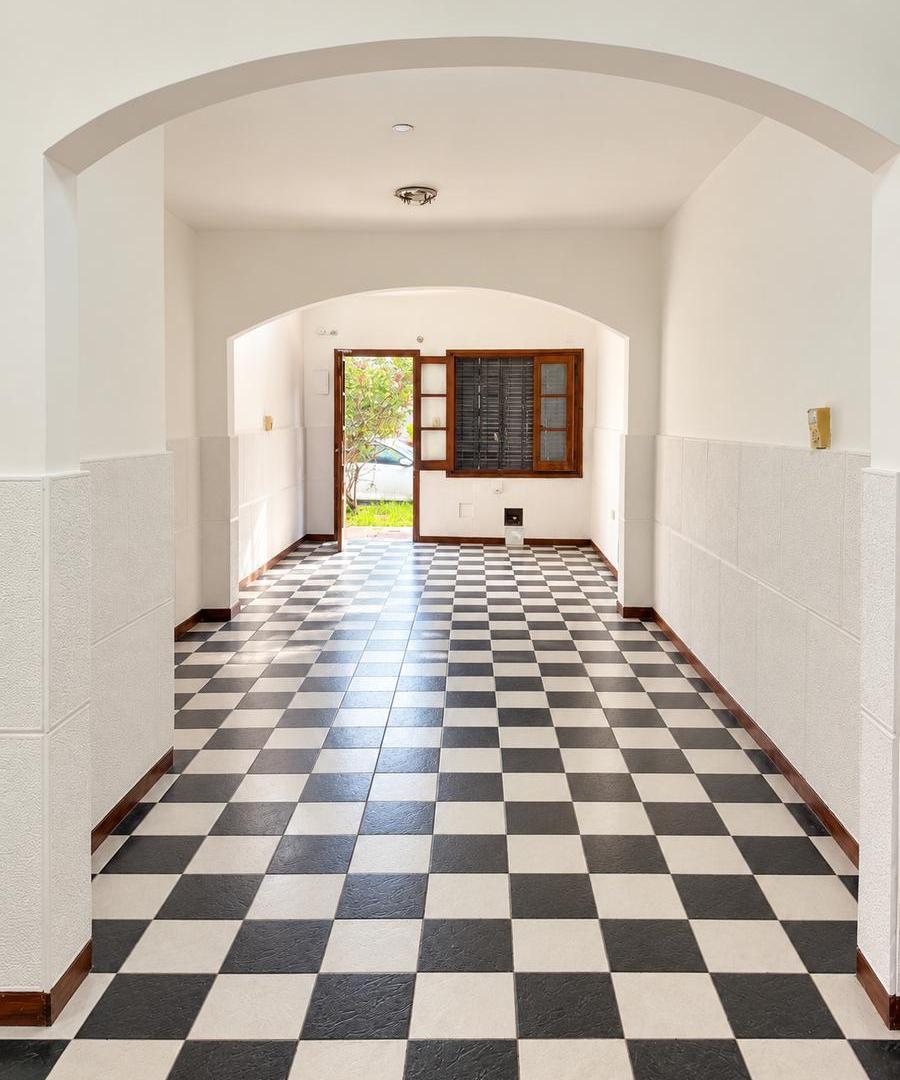 Foto de Gran esquina - casa con cochera y local comercial, imagen 2