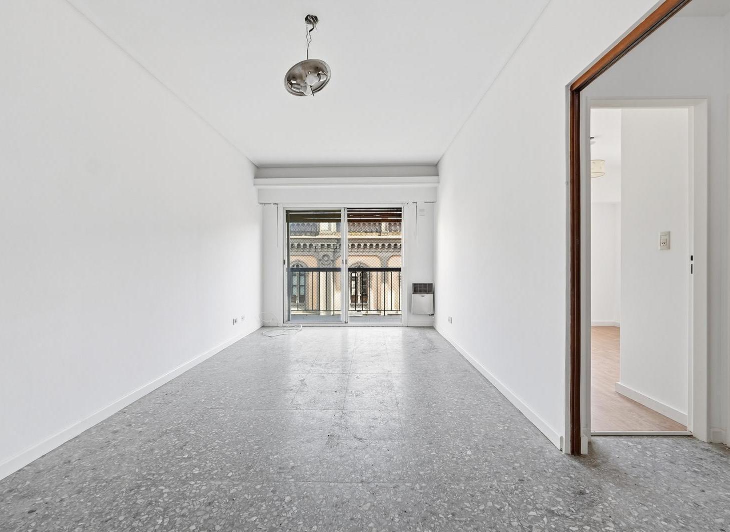 Foto de venta Departamento 3 ambientes al frente con balcón – Subte Línea E a, imagen 3