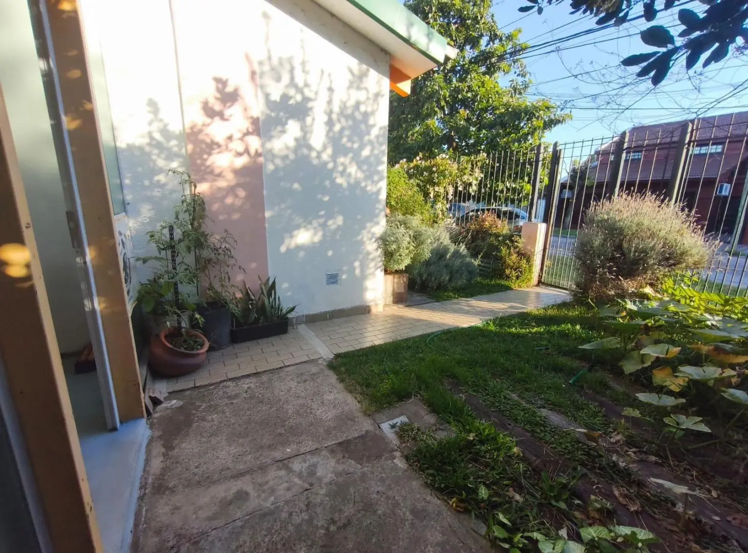 Casa en venta de 5 ambientes en 2 plantas - Hurlingham - jardin patio y terraza techada 4