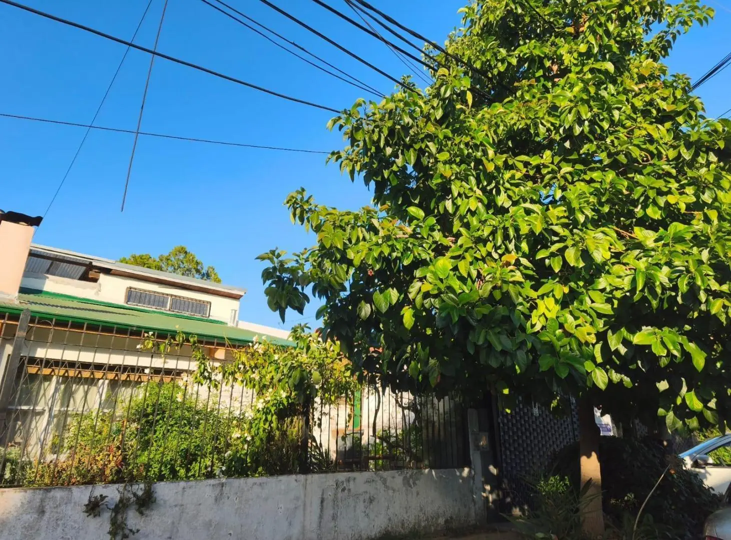 Casa en venta de 5 ambientes en 2 plantas - Hurlingham - jardin patio y terraza techada 3