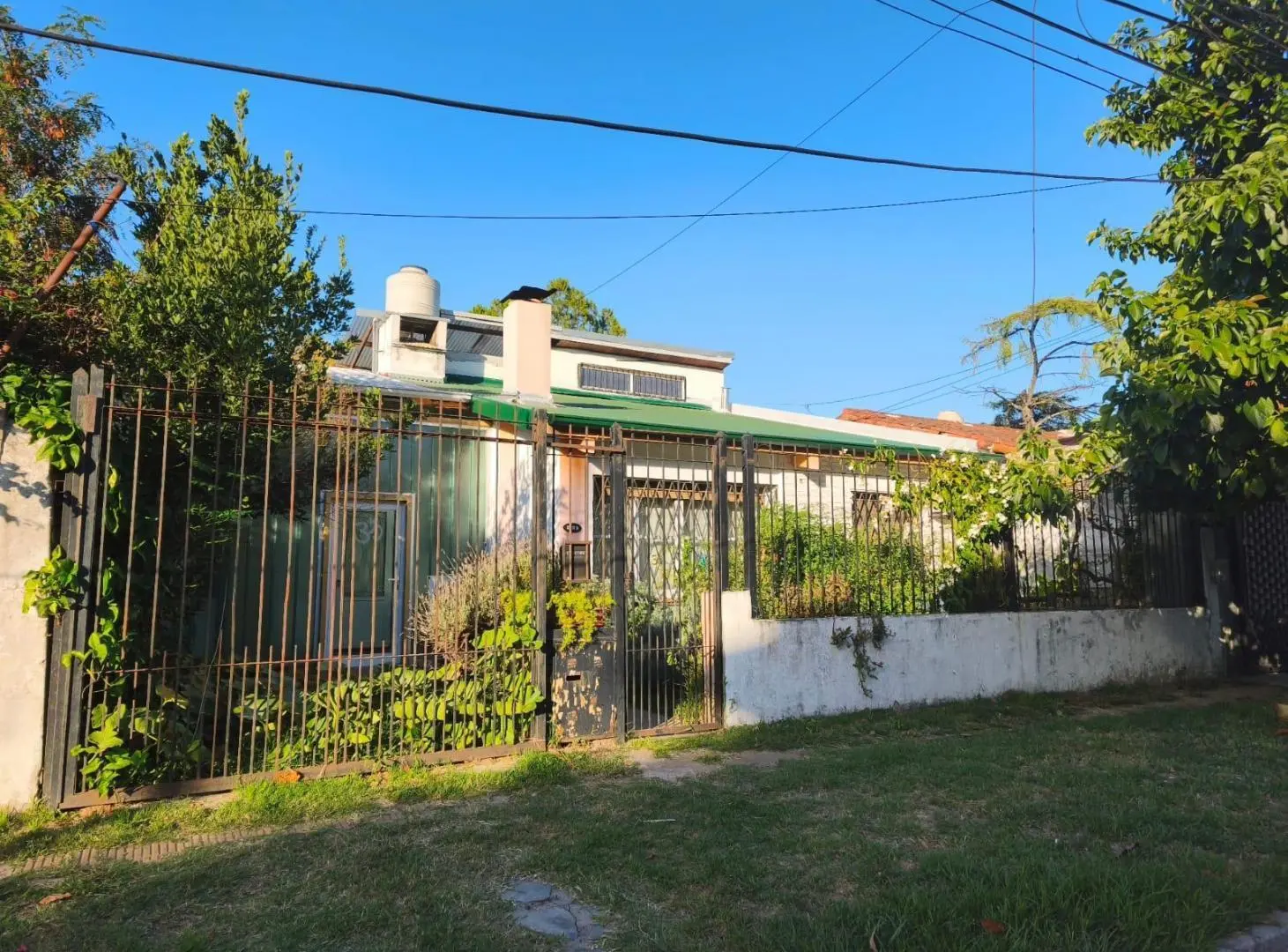 Casa en venta de 5 ambientes en 2 plantas - Hurlingham - jardin patio y terraza techada 2
