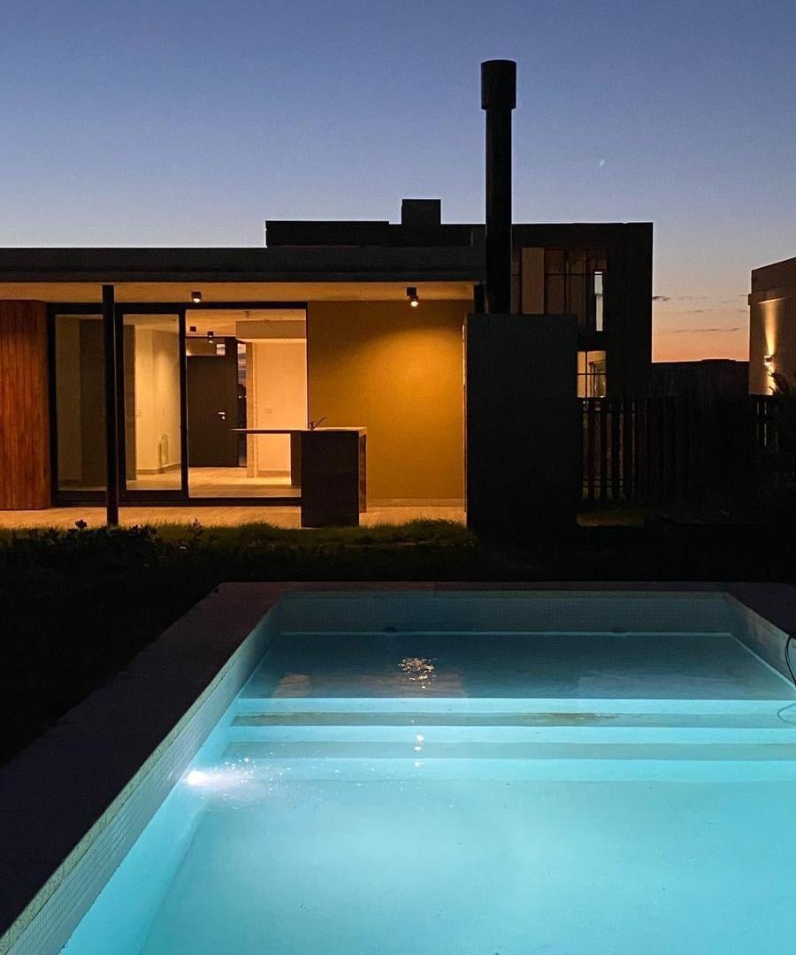 Foto de CASA EN VENTA EN BARRIO SAN SEBASTIAN /4 AMBIENTES /PILETA /AREA 7, imagen 2