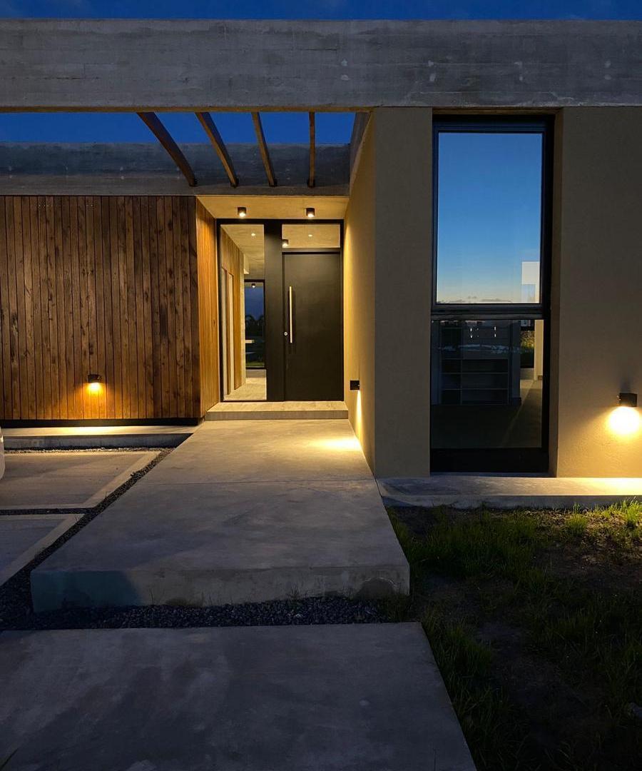 Foto de CASA EN VENTA EN BARRIO SAN SEBASTIAN /4 AMBIENTES /PILETA /AREA 7, imagen 3