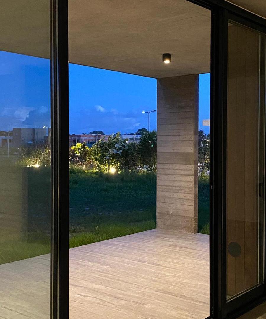 Foto de CASA EN VENTA EN BARRIO SAN SEBASTIAN /4 AMBIENTES /PILETA /AREA 7, imagen 5