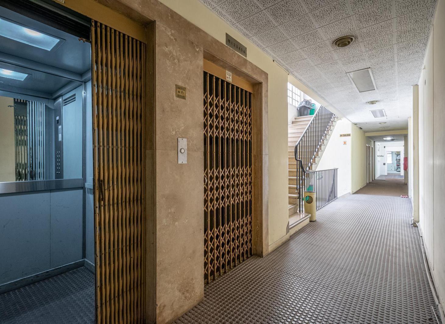 Foto de Venta Luminosa Oficina de 5 Ambientes en Edificio Clásico – Monserrat, imagen 2