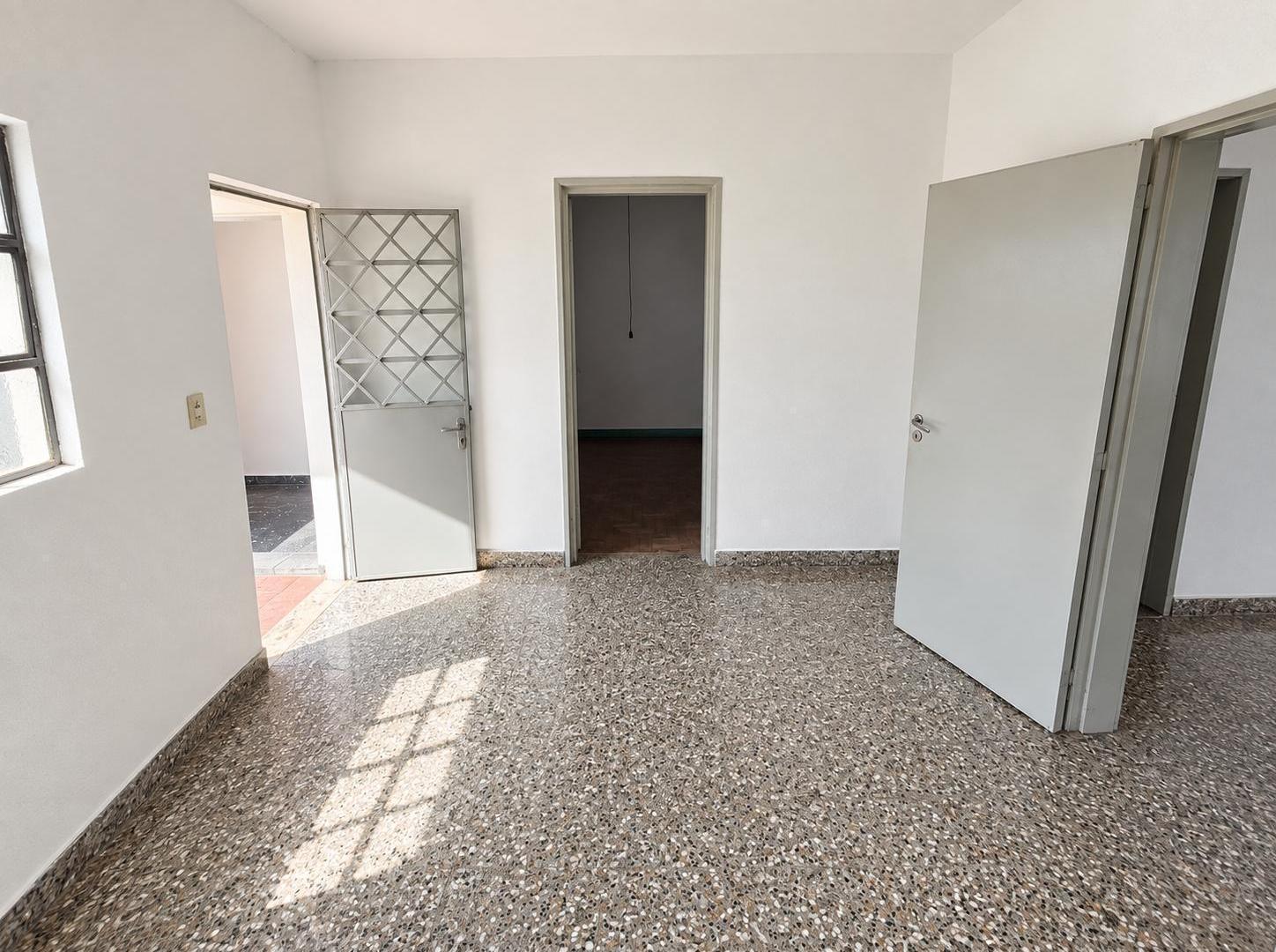 Foto de Casa Apto Crédito en Haedo | Lote de 290 m² Ideal Inversión o Refacción, imagen 4