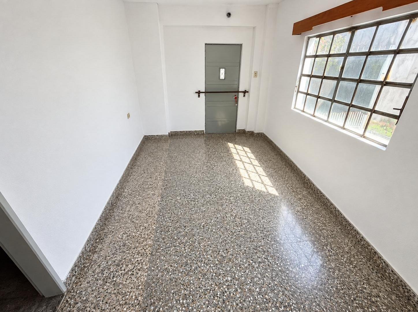 Foto de Casa Apto Crédito en Haedo | Lote de 290 m² Ideal Inversión o Refacción, imagen 2