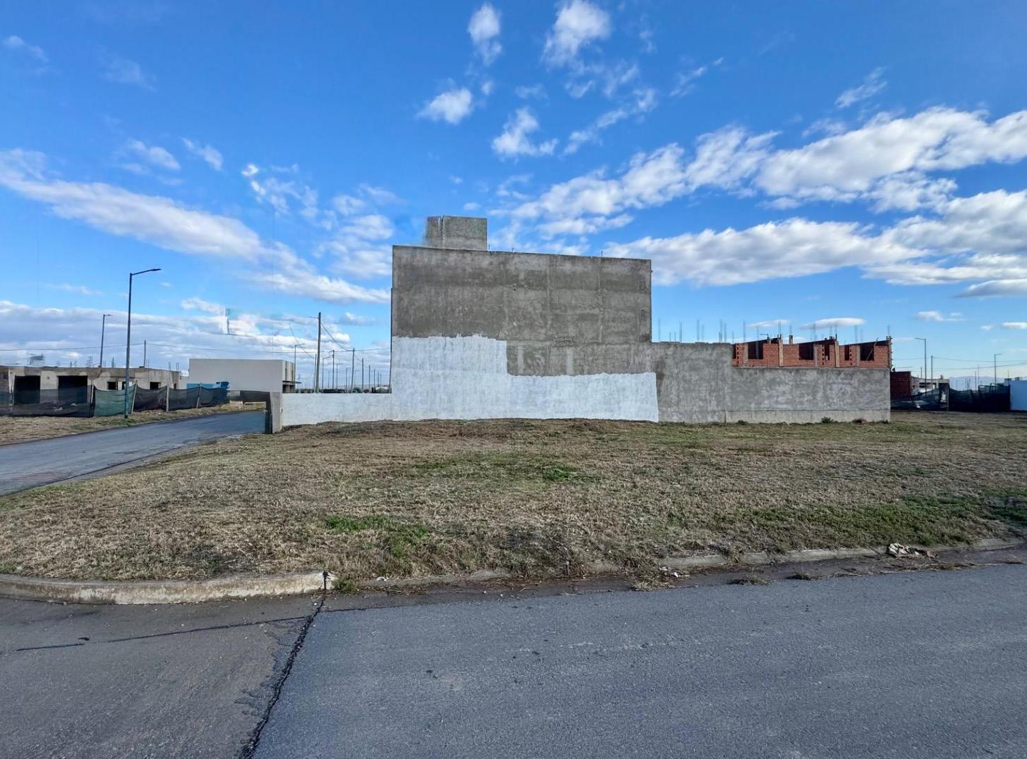 LOTE APTO DUPLEX CON PROYECTO EN CAMPOS DE MANANTIALES