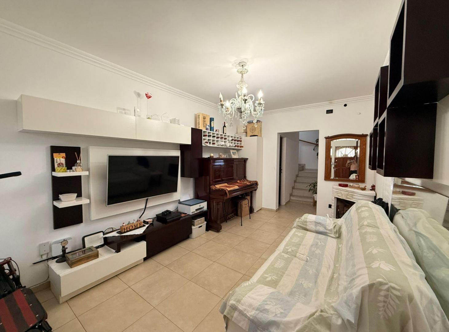 Foto de VENTA. PH en Villa Luzuriaga. 3 AMBIENTES CON COCHERA, imagen 2