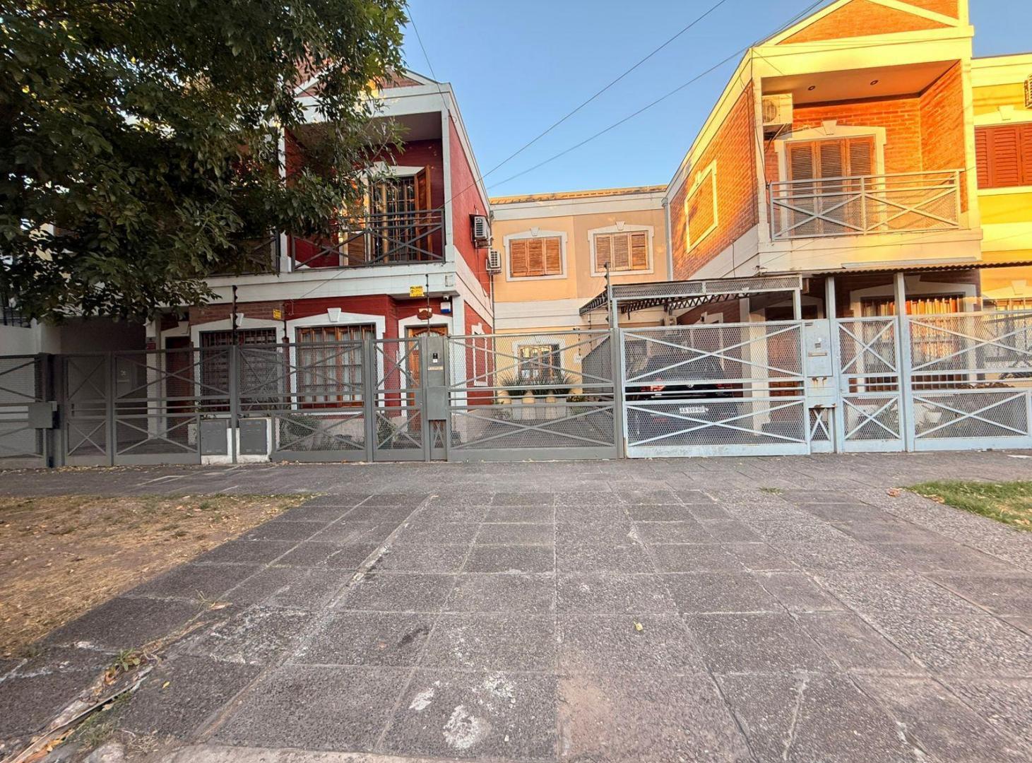VENTA. PH en Villa Luzuriaga. 3 AMBIENTES CON COCHERA