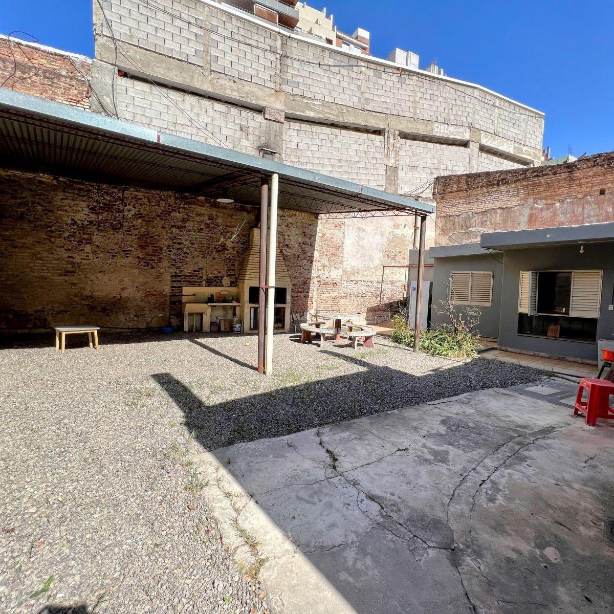 Venta. Centro/nvacba. Importante Propiedad Ideal Para Geriatrico/hostel/empresa. 470 m Terreno 320 5