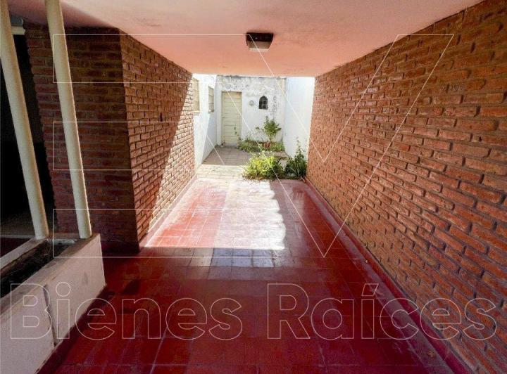 VENTA. BARRIO CRISOL. PROPIEDAD 4 DORMITORIOS 2 BAÑOS COMPLETOS. COCHERA DOBLE Y PATIO 5