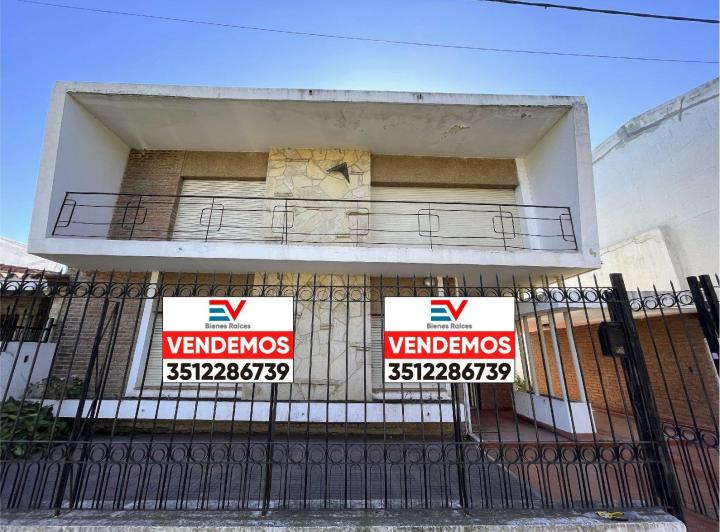 VENTA. BARRIO CRISOL. PROPIEDAD 4 DORMITORIOS 2 BAÑOS COMPLETOS. COCHERA DOBLE Y PATIO 2