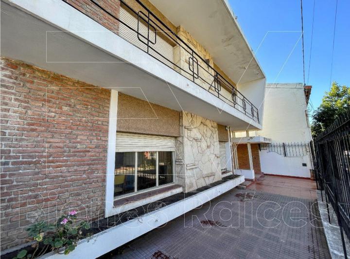 VENTA. BARRIO CRISOL. PROPIEDAD 4 DORMITORIOS 2 BAÑOS COMPLETOS. COCHERA DOBLE Y PATIO 4