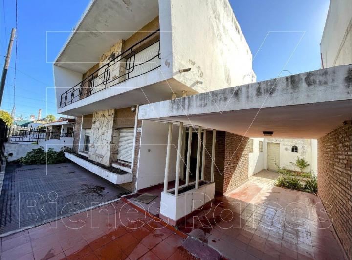 VENTA. BARRIO CRISOL. PROPIEDAD 4 DORMITORIOS 2 BAÑOS COMPLETOS. COCHERA DOBLE Y PATIO 3