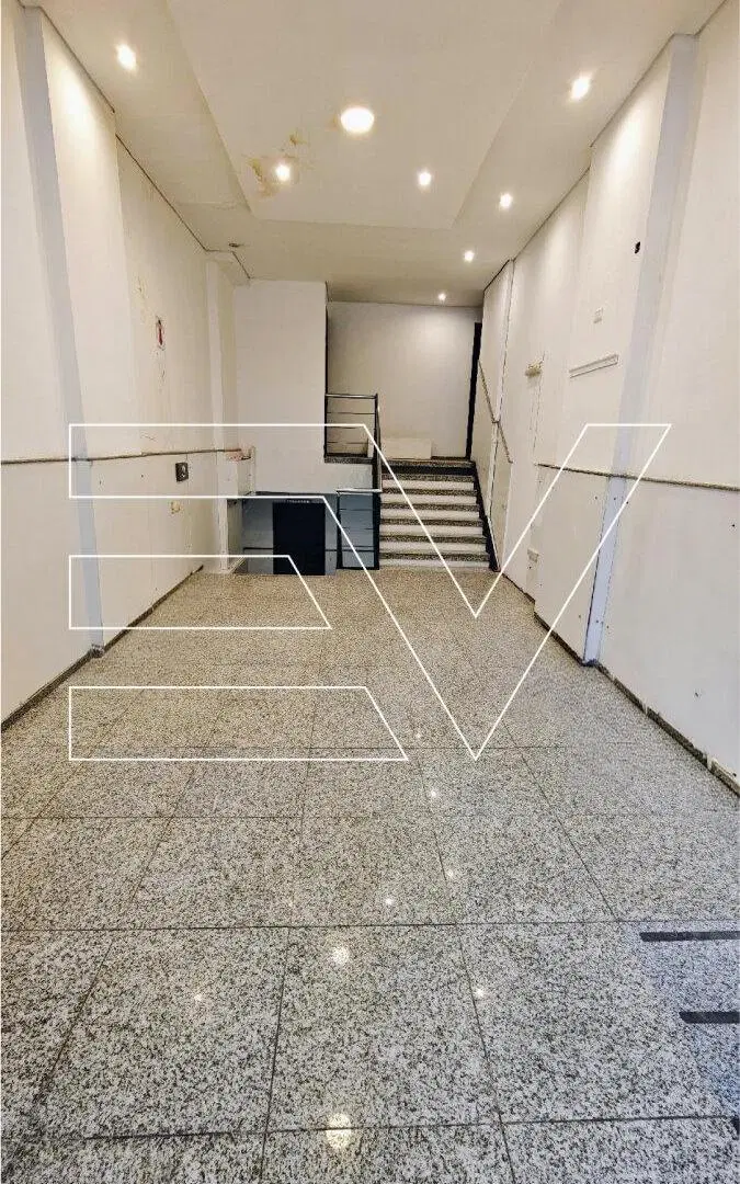 VENTA. LOCAL 160 m2. 2 BAÑOS. SOBRE BVD CHACABUCO Y ENTRE RIOS 3