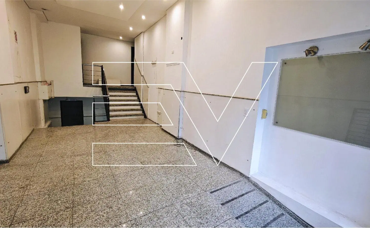 VENTA. LOCAL 160 m2. 2 BAÑOS. SOBRE BVD CHACABUCO Y ENTRE RIOS 1