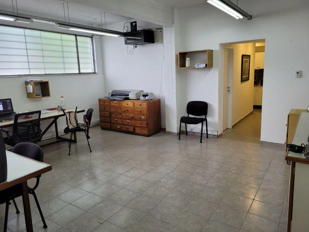 Vende o Vende - Oportunidad Inmueble Deposito y Oficina - Ubicación Estratégica - 215 m² Aproximados 3