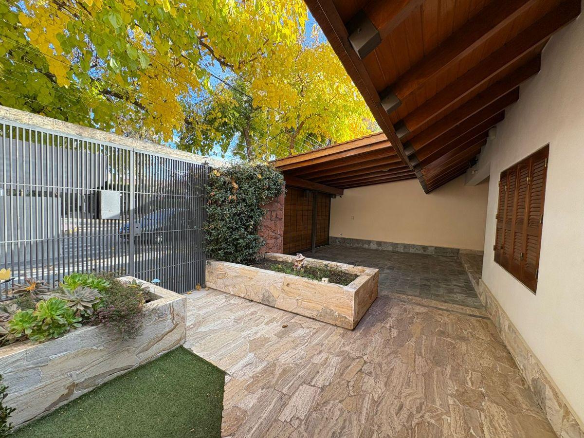 Foto de Venta - Casa/Cochera triple690m2 - Godoy Cruz/Benegas/Santa Angela, imagen 2