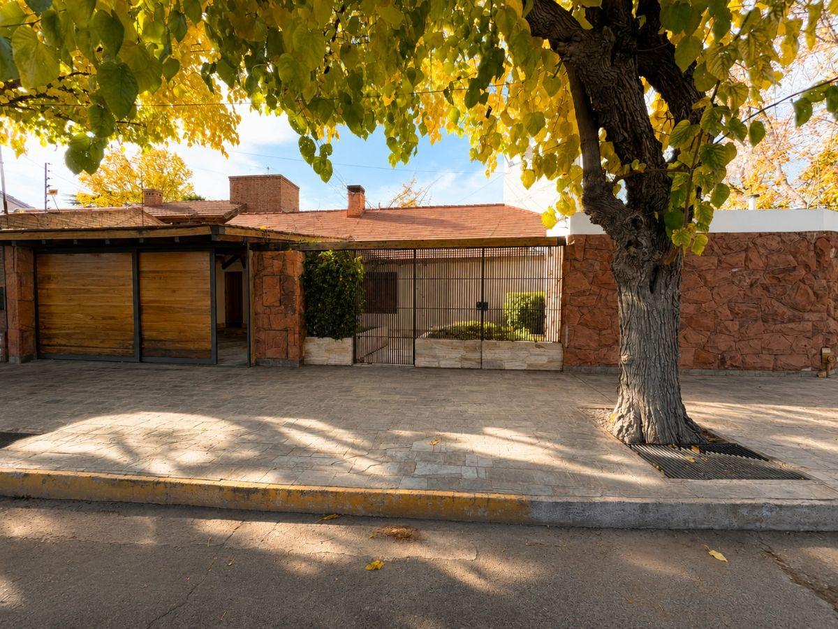 Venta - Casa/Cochera triple690m2 - Godoy Cruz/Benegas/Santa Angela