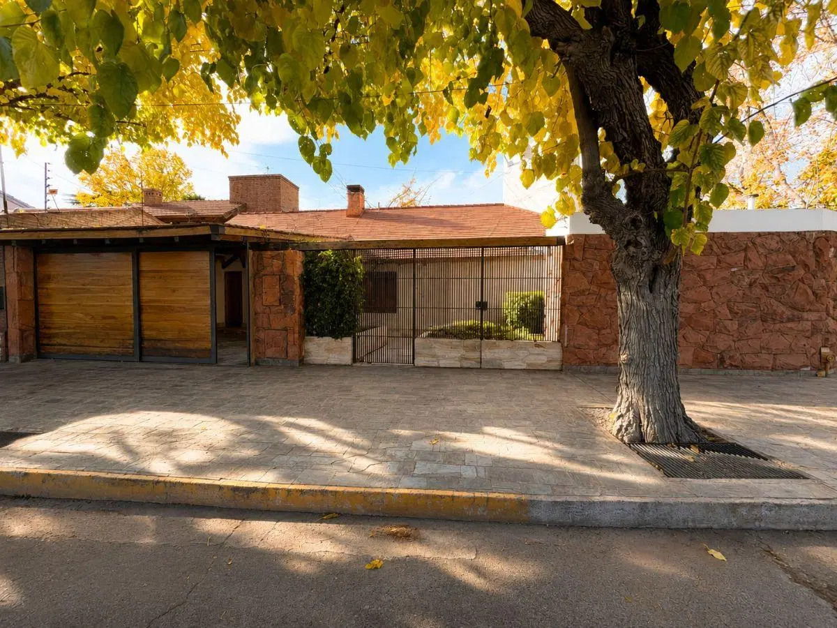 Venta - Casa/Cochera triple690m2 - Godoy Cruz/Benegas/Santa Angela 3
