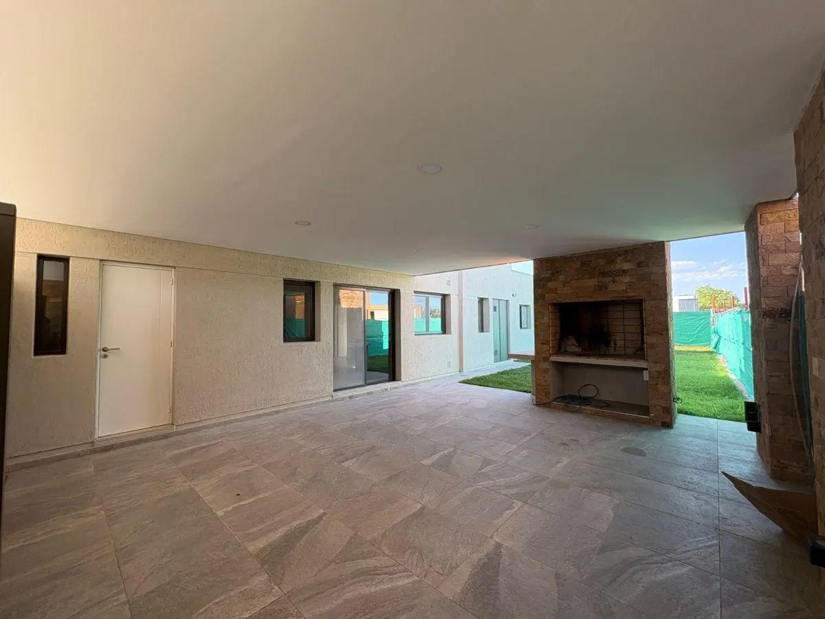 Alquiler - Casa (3 dormitorios/ 3 baños/ cochera 2) - Pinares de Furlotti/ Maipu 2