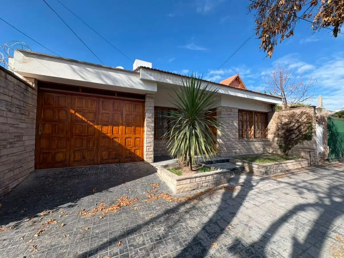 Amplia casa en alquiler en Luján de Cuyo | 4 dormitorios | Cochera doble 1