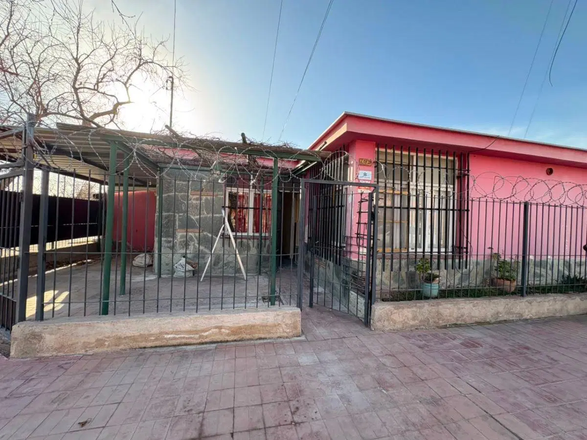 Alquiler - Casa (Tres Dormitorios y Tres Cocheras) - Godoy Cruz 3