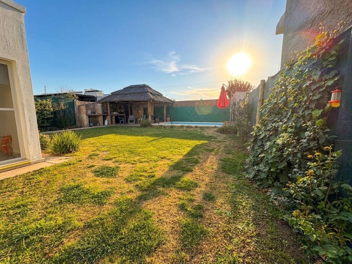 Foto de Casa en Venta Luján de Cuyo | 3 Dormitorios, Jardín, Pileta y Cochera, imagen 1