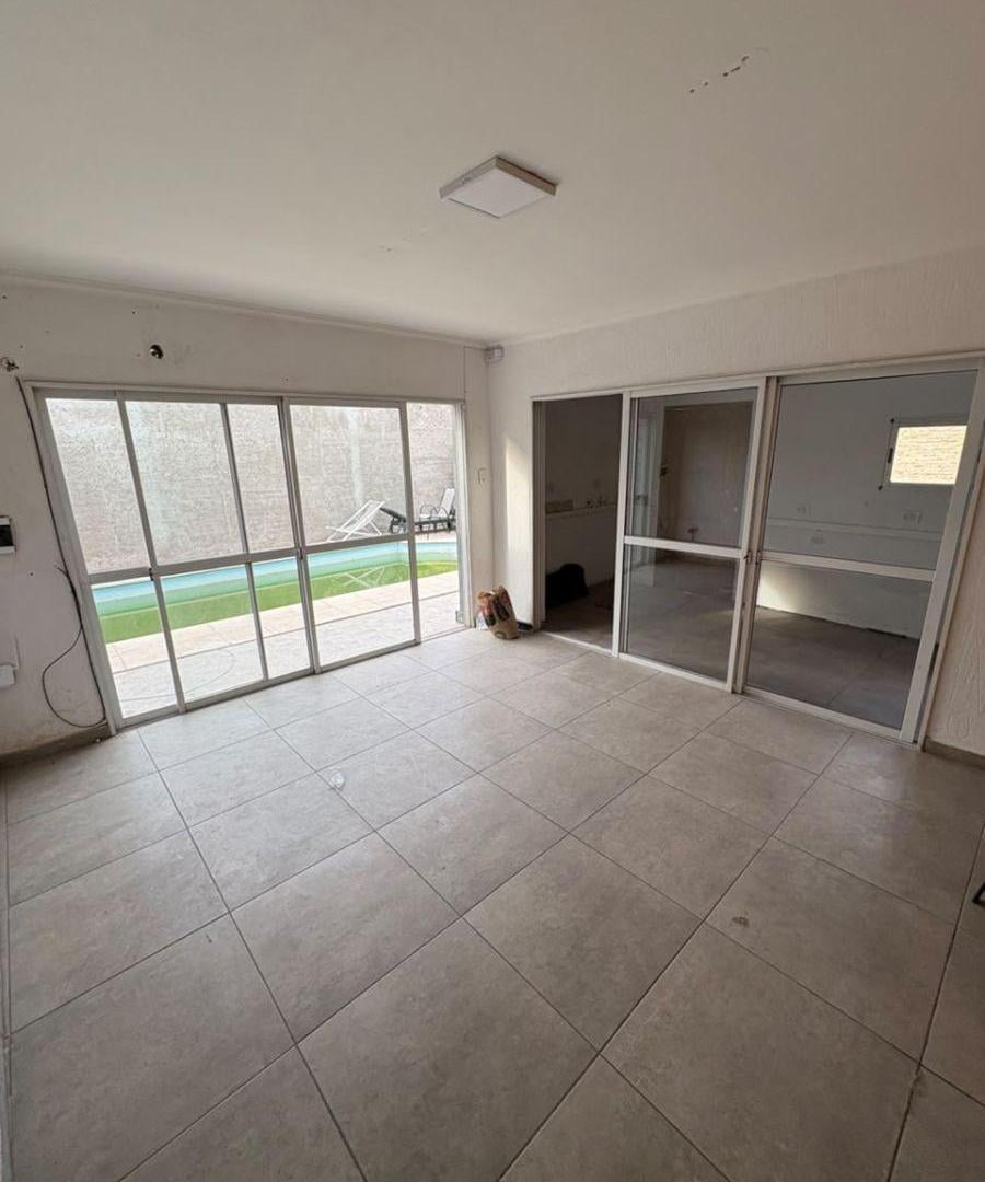 Foto de Casa en venta - Las Heras - 2 baños - comedor - pileta - recibe, imagen 2